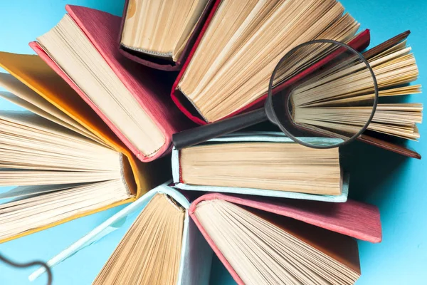 Draufsicht auf bunte Hardcover-Bücher im Kreis. — Stockfoto