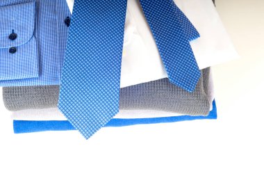 yığın üzerinde beyaz izole giyim