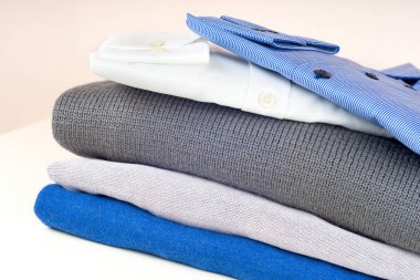 yığın üzerinde beyaz izole giyim