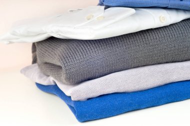 yığın üzerinde beyaz izole giyim