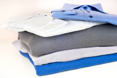 yığın üzerinde beyaz izole giyim