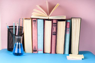 Açık kitap, Masa lambası üzerinde renkli ciltli kitap yığını. Okula dönüş. Metin için yer kopyalayın