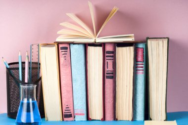 Açık kitap, Masa lambası üzerinde renkli ciltli kitap yığını. Okula dönüş. Metin için yer kopyalayın