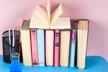 Açık kitap, Masa lambası üzerinde renkli ciltli kitap yığını. Okula dönüş. Metin için yer kopyalayın