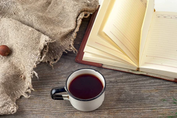 หนังสือโบราณ, ถ้วยชา, เค้กและกุญแจบนโต๊ะไม้ชนบท — ภาพถ่ายสต็อก