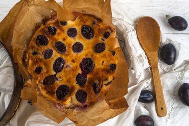 kahverengi bir tabloda erikli kek