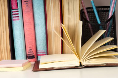 Açık kitap, Masa lambası üzerinde renkli ciltli kitap yığını. Okula dönüş. Metin için yer kopyalayın