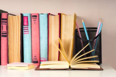 Açık kitap, Masa lambası üzerinde renkli ciltli kitap yığını. Okula dönüş. Metin için yer kopyalayın