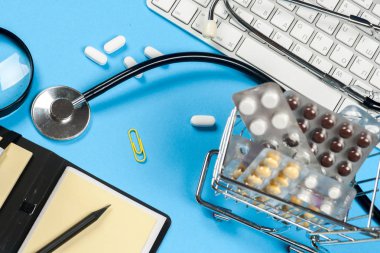 Hapları ve bir stetoskop tıbbi rapor.