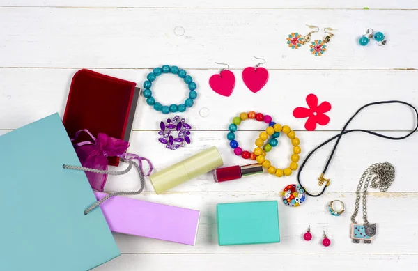 Kadının kozmetik ve aksesuarları