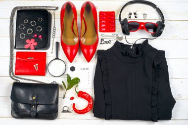 Kadın giyim ayarla ve aksesuarları üzerinde ahşap arka plan beyaz.