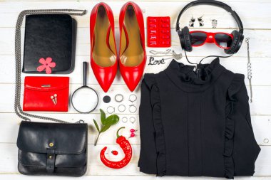 Kadın giyim ayarla ve aksesuarları üzerinde ahşap arka plan beyaz.