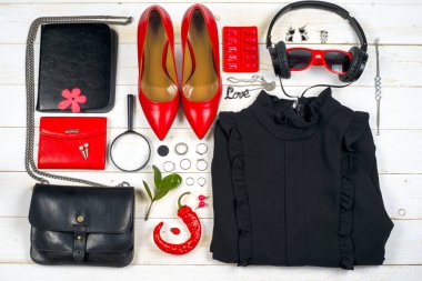 Kadın giyim ayarla ve aksesuarları üzerinde ahşap arka plan beyaz.