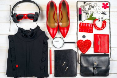 Kadın giyim ayarla ve aksesuarları üzerinde ahşap arka plan beyaz.