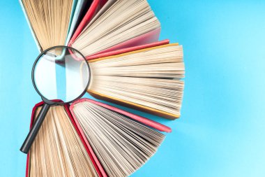 Bir daire içinde parlak renkli ciltli kitapların Üstten Görünüm.