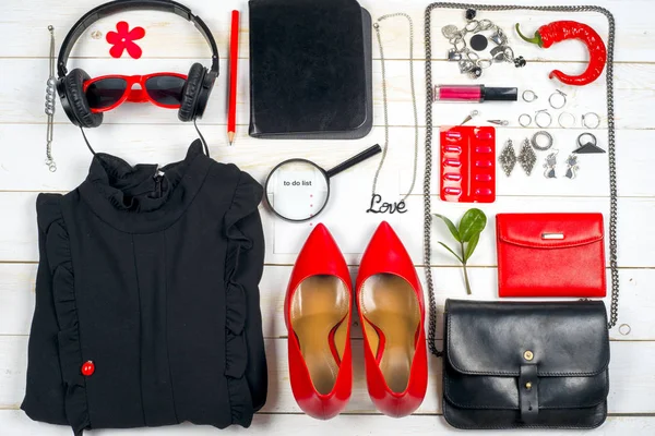 Conjunto de ropa y accesorios para mujer sobre fondo blanco de madera . — Foto de Stock