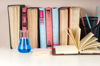 Açık kitap, Masa lambası üzerinde renkli ciltli kitap yığını. Okula dönüş. Metin için yer kopyalayın