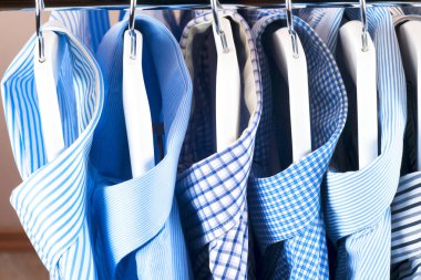 Bez askıları gömlek ile. Erkek giysileri