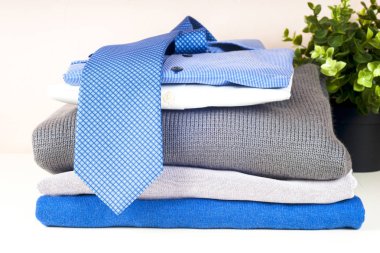 yığın üzerinde beyaz izole giyim