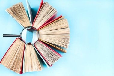 Bir daire içinde parlak renkli ciltli kitapların Üstten Görünüm.