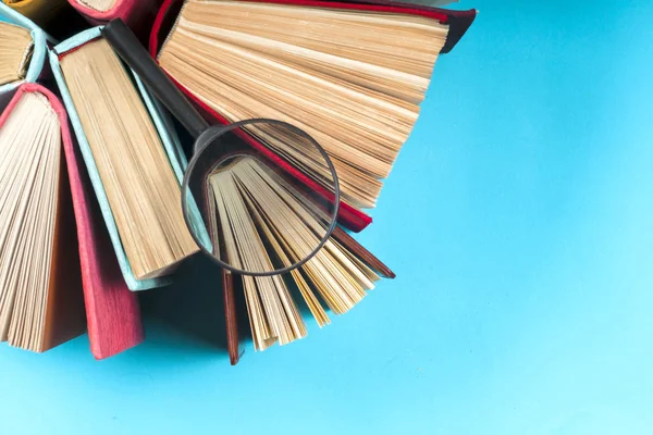 Κάτοψη του φωτεινά πολύχρωμα βιβλία hardback σε κύκλο. — Φωτογραφία Αρχείου