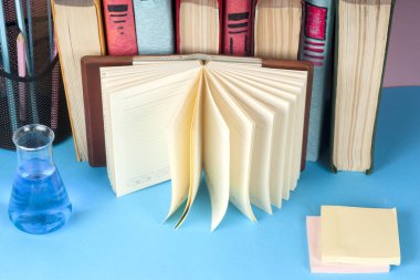 Açık kitap, Masa lambası üzerinde renkli ciltli kitap yığını. Okula dönüş. Metin için yer kopyalayın