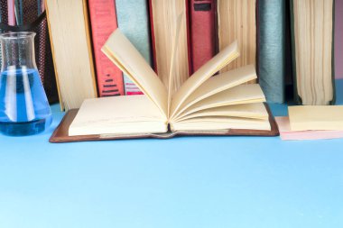 Açık kitap, Masa lambası üzerinde renkli ciltli kitap yığını. Okula dönüş. Metin için yer kopyalayın