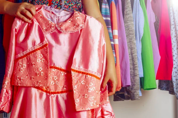 Menina criança escolhendo roupas para vestir no guarda-roupa . — Fotografia de Stock