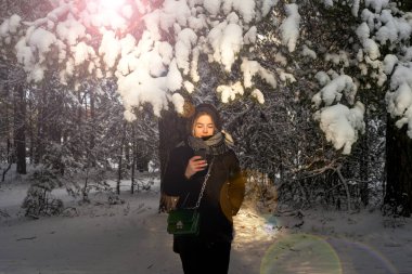 Beyaz kış orman içindeki güzel genç kız