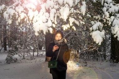 Beyaz kış orman içindeki güzel genç kız