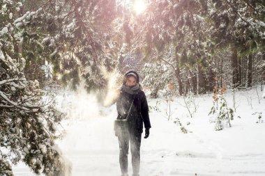 Beyaz kış orman içindeki güzel genç kız