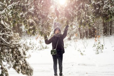Beyaz kış orman içindeki güzel genç kız
