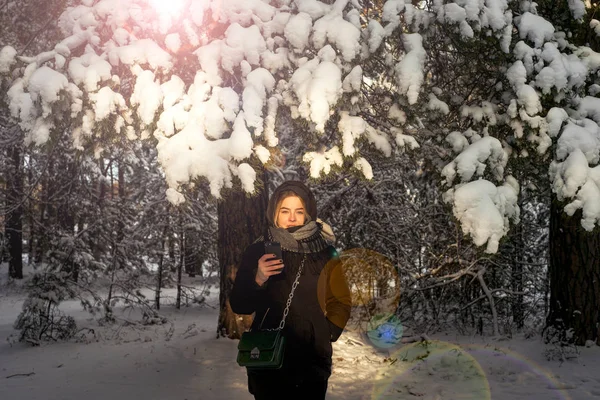 Hermosa joven en un bosque de invierno blanco — Foto de Stock