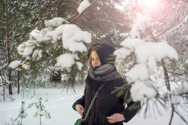 Beyaz kış orman içindeki güzel genç kız