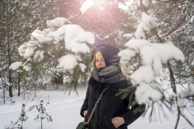 Beyaz kış orman içindeki güzel genç kız