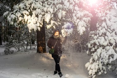 Beyaz kış orman içindeki güzel genç kız