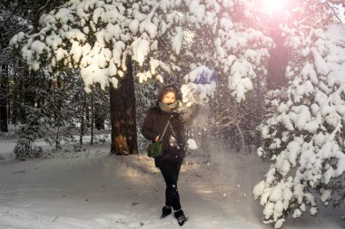 Beyaz kış orman içindeki güzel genç kız