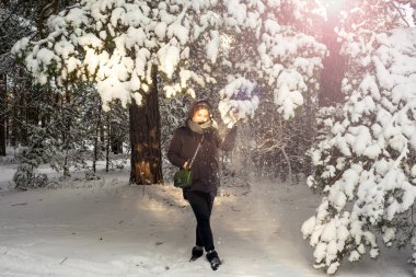 Beyaz kış orman içindeki güzel genç kız