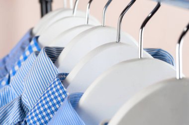 Bez askıları gömlek ile. Erkek giysileri