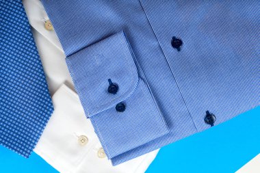 yığın üzerinde beyaz izole giyim