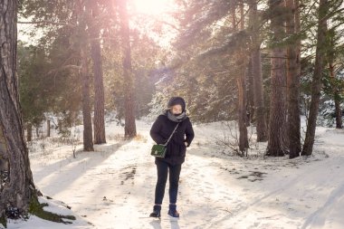 Beyaz kış orman içindeki güzel genç kız