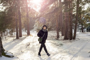 Beyaz kış orman içindeki güzel genç kız