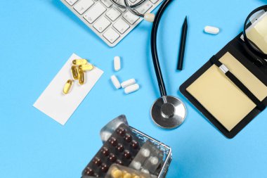 Hapları ve bir stetoskop tıbbi rapor.