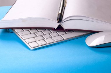 Ofis siyah resepsiyon masası beyaz bilgisayar, boş kartvizit, çiçek, kahve fincanı ve kalem.