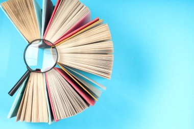 Bir daire içinde parlak renkli ciltli kitapların Üstten Görünüm.