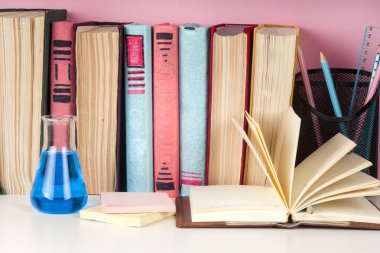 Açık kitap, Masa lambası üzerinde renkli ciltli kitap yığını. Okula dönüş. Metin için yer kopyalayın