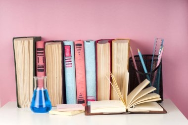 Açık kitap, Masa lambası üzerinde renkli ciltli kitap yığını. Okula dönüş. Metin için yer kopyalayın