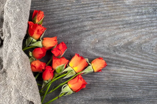 Tahtada kırmızı güller, Sevgililer Günü arkaplanı. — Stok fotoğraf