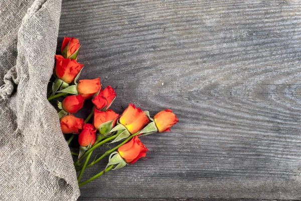 Rose rosse su tavola di legno, sfondo San Valentino — Foto Stock