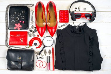 Kadın giyim ayarla ve aksesuarları üzerinde ahşap arka plan beyaz.